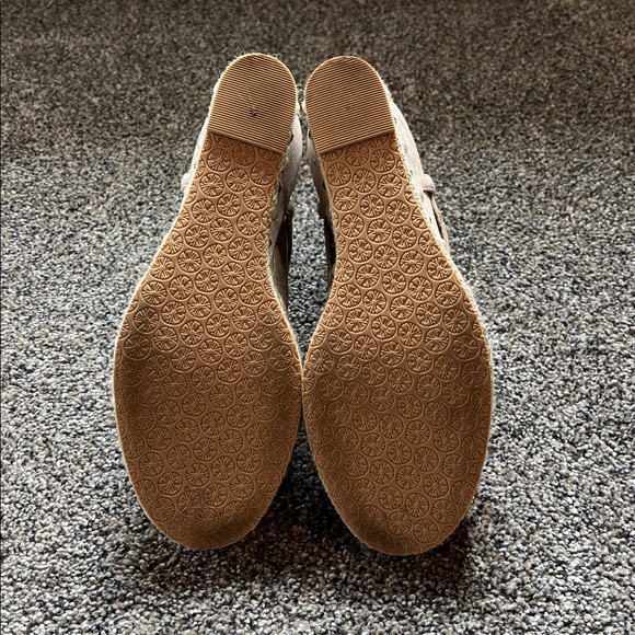 Lily Pulitzer Blush pink Peep Toe Wedge Sandals size 8 w/ pearl and gold studs. - Picture 7 of 9